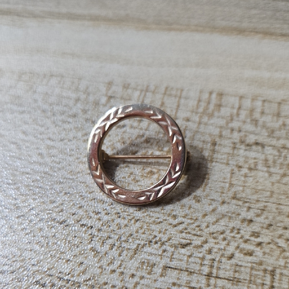 Vintage Elegant Gold-Toned Circular Wreath Filigree Brooch Scatter 💫